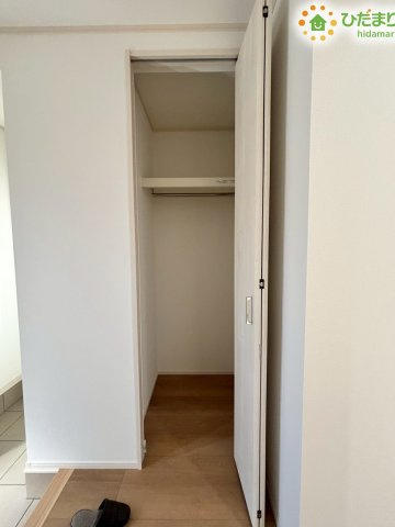 玄関ホールに設置された扉付きの物入です!掃除機やフローリングワイパーなどの掃除用具、日用品のストックなどを一箇所にまとめて保管できます♪使いたい時にすぐ取り出せる配置で家事もはかどります!