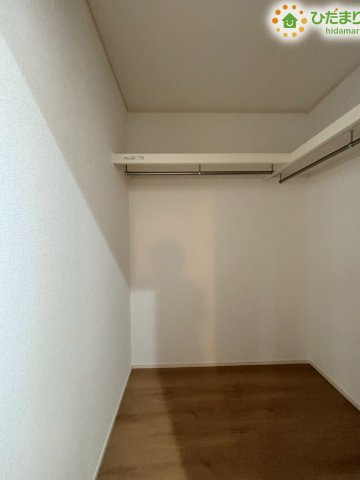 階段廊下付近に設置された使い勝手の良いファミリークロークです!ハンガーパイプと上部棚が備わっており、季節物のコートを掛けたり、普段使わない荷物をケースに入れて上部に保管したりと機能的です♪