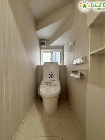 清潔感のある手洗い水栓付きのトイレです!小窓がついているため、自然光が入り明るく、換気もしっかりと行えます♪ちょっとした小物を置ける棚も設置されており、居心地の良い空間に整えられます!