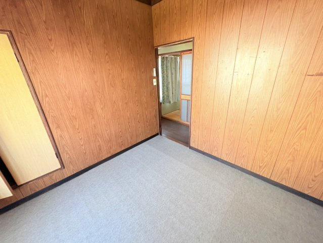 約4.5帖の洋室は、バルコニーへ出入りできる明るいお部屋です。寝室や子ども部屋、書斎など用途に合わせて使い分けが可能。窓から自然光が差し込み、心地よい住空間を演出します。　