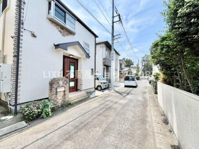前面道路は閑静な住宅地をはしる車通りの少ない道路。お車の出し入れが苦手なママや小さなお子様にも安心　