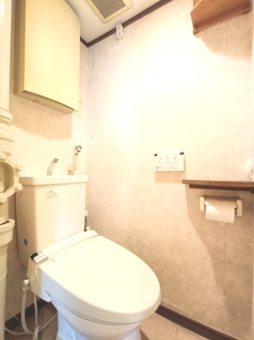 【トイレ】　トイレは温水洗浄便座付です。清潔感のある明るいトイレは、毎日気持ちよく使える落ち着いた空間です。