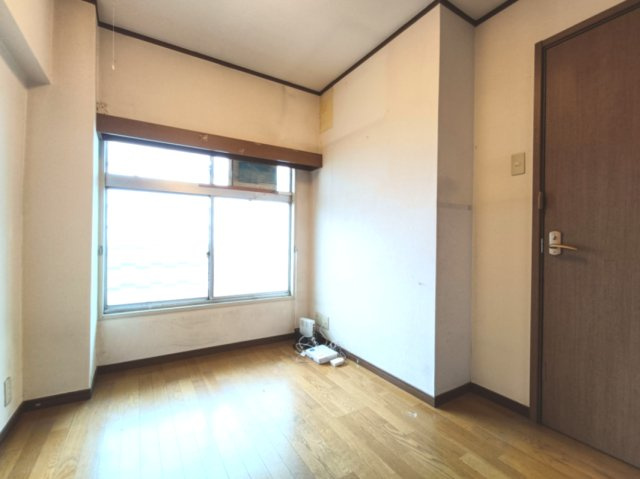 【洋室】　窓からの光が心地よい洋室は、寝室や趣味の部屋として使いやすい広さです。
