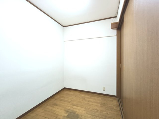 【納戸】　納戸とは建築基準法で「居室」の採光・通風の基準を満たしていないお部屋のこと。通常のお部屋としてもお使いいただけます。