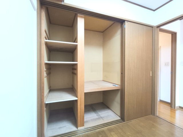 【納戸　収納】　収納も備わり、暮らしやすい空間がデザインされています。