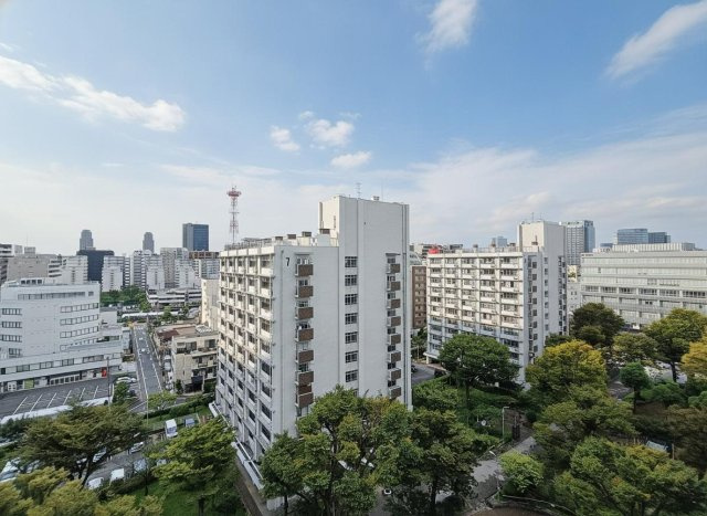 【眺望】　バルコニーからの眺望は開放感があり、緑と街並みを一望でき、日々の暮らしに彩りを添えてくれます。