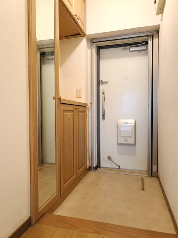 【玄関】　落ち着いた色合いの玄関は、帰宅時にほっと一息つける空間で、来客を迎える顔としても好印象を与えます。