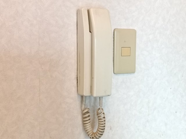 【インターフォン】　インターフォンを完備しているので、来訪者の応対も落ち着いて行えます。