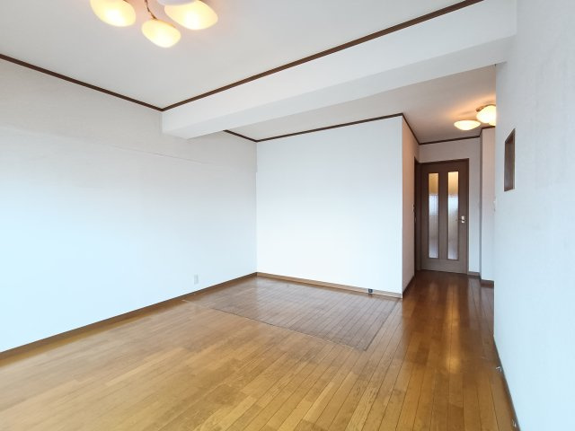 【LDK】　陽当たりの良いLDKは、家具の配置を自由に考えられる伸びやかな空間です。