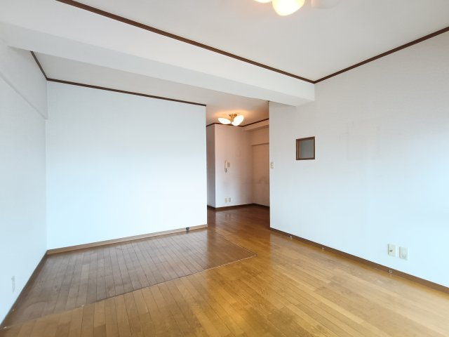 【LDK】　窓からの採光が心地よいLDKで、くつろぎのひとときをゆったりとお過ごしいただけます。