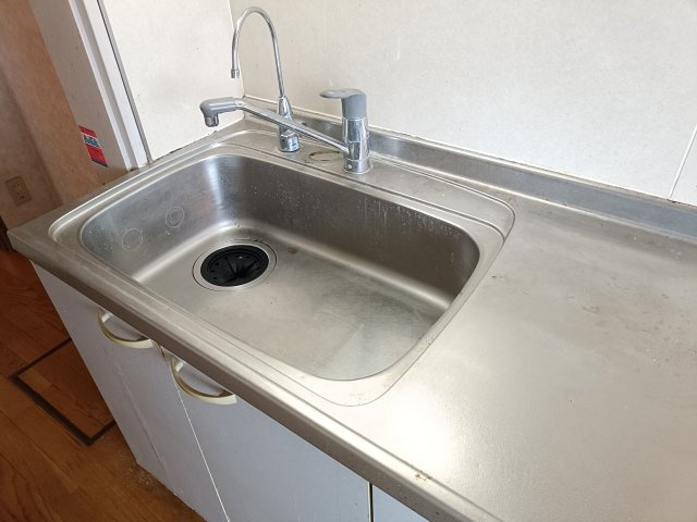 【シンク】　広めのシンクは大きな鍋やフライパンも洗いやすく、後片付けもスムーズに行えます。