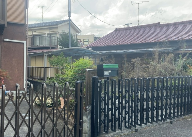 土地の面積＝住宅面積ではありません。建ぺい率の問題などで、土地のある場所によって住宅を建てられる面積は限られています。高さもしかり、「土地」という言葉の中には、建築条件も含まれると考えておきましょう。