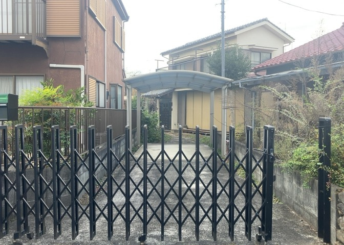 家を建てる場合、方位は要チェックです。現実的に日当たりのよい家ならばリビングは南側、建築基準法でも北側に当たる家への配慮は求められています。土地を見学に行く際は、方位磁針を持って行くようにしましょう。