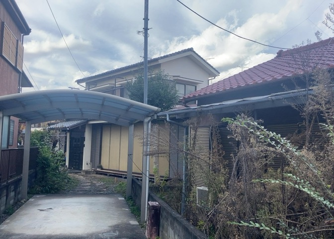 土地の前の道路に消火栓が設置されていることがあります。この場合、道路交通法第45条第1項により、駐車禁止の場所が指定されています。そのため、車庫などの駐車スペースをつくることができない場合があります。