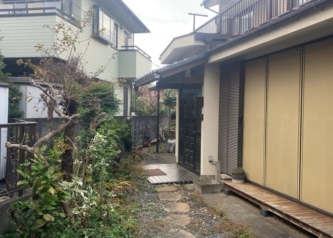 現地に行くなら、物件の周囲の地形がどうなっているかを見ることも大切です。周辺より低くなっている土地では、大雨などで水が集まりやすいため、地盤が弱くなっているということも考えられるため、注意が必要です。