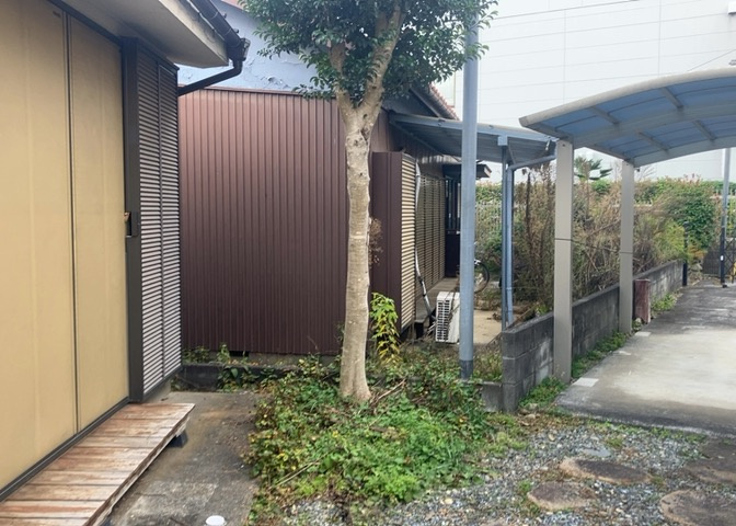 土地購入を検討されている場合、境界杭がない状態で購入してしまうと境界確定測量をする必要があり、費用がかかります。購入の前に、売主、隣土地所有者立ち合いのもと境界を確定し境界杭を設置するのがベストです。