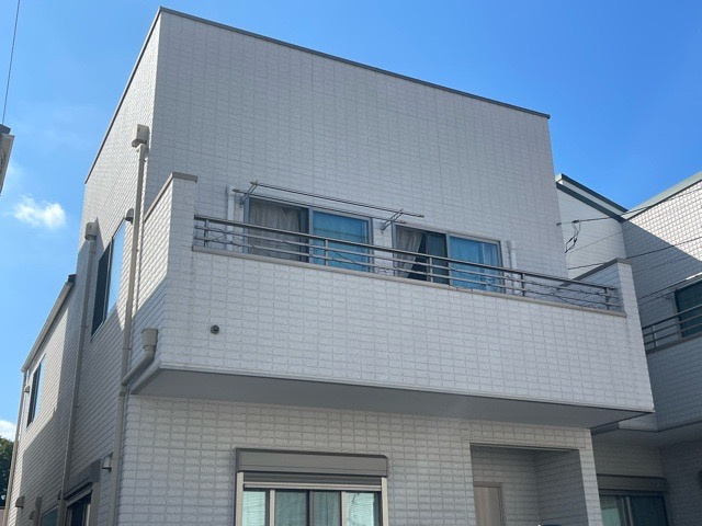 一般的なバルコニーは、奥行1.5ｍ程ですが、ワイルドバルコニーは2ｍまで広がっています。そのため洗濯物の間隔をあけ干すことができ、乾きやすいというメリットや、ガーデニングが楽しめる等の特徴があります。