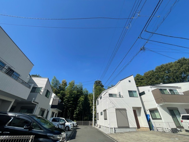 桜や紅葉の名所に出かける人は多いと思いますが、家にいながら季節の移ろいを感じる生活を送りませんか？リビングや窓から見える景色が生活を彩るワンポイントに！現地から見える景色を堪能してみては如何でしょう。