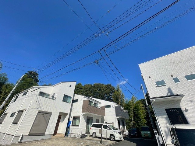 眺望を気にして物件を探す場合、前面に建物が建っていないか現地で確認しましょう！前面に建物があると景色はもちろん、日当たりや風通しにも影響が出てきます。住んだ時のことを想像しながら現地見学をしましょう。