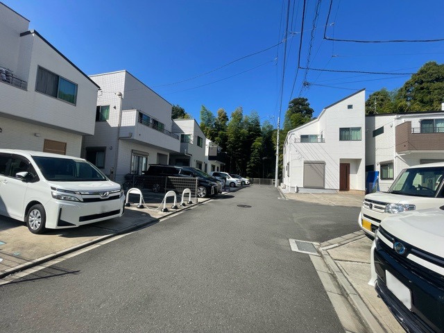 住宅用の土地では前面道路に2m以上接していなければならないと法律で定められています。しかし、お持ちの車のサイズやライフスタイルなどにより、2mでは利便が悪い場合もございますので、事前に確認しましょう。