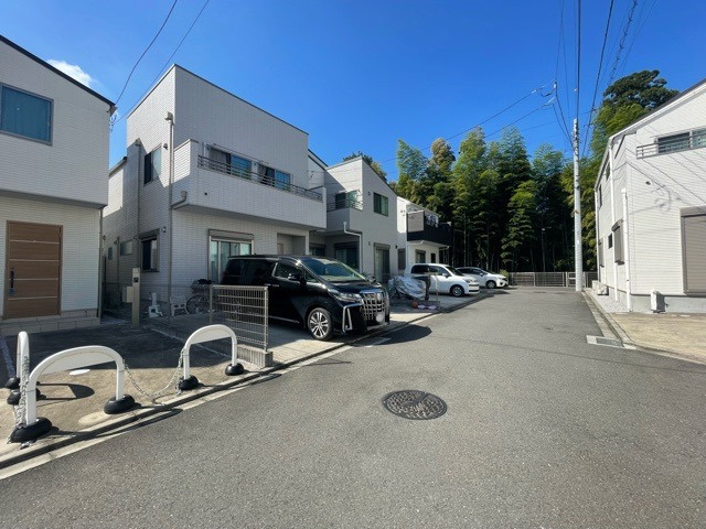 道幅が広い場所は日当たりや風通が良好です。幅が広いのですれ違いも可能ですし大きな車でも駐車可能！一方で、大型車が通ることも多くなるため交通量の増加により騒音に繋がります。また土地の値段が高くなります。