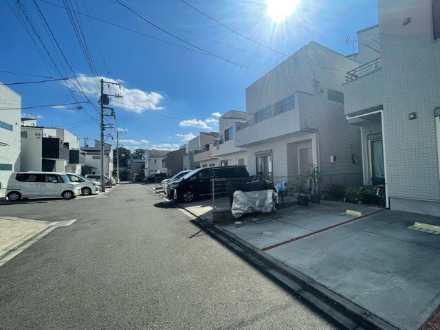 南側道路の場合は長い時間光を入れ込むことができるため、庭やリビングを道路側に持ってくることが多く土地価格も高い傾向にあります。一方北側道路だとリビングや庭が南側になりプライバシーを守ることができます。