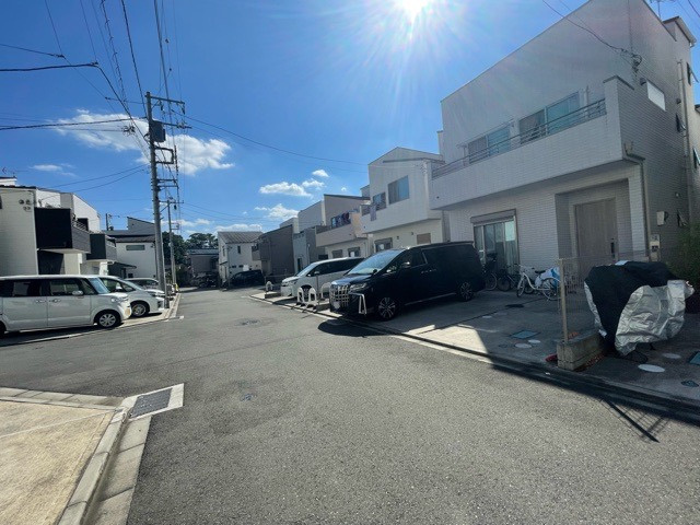 東側道路の場合は居室を南向きに設計しやすいため、朝日が入りやすいというメリットがあります。一方、西側道路も東側同様に居室を南向きに設計しやすいのですが、住宅地だと朝日が入りにくいという弱点があります。