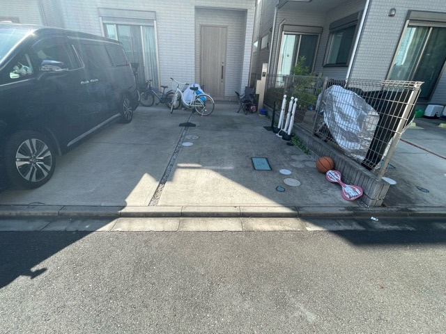 庭があることでガーデニングや家庭菜園はもちろん、こどもの遊び場やペットを放して遊ぶことができます。また、家の周囲に余裕があるということです。隣地との間があれば、十分な日当たりと、風通しが確保できます。