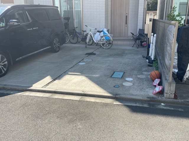 庭のある家に住むことのメリットとして、子どもたちの遊び場を確保できること、ガーデニングや家庭菜園を楽しめること、明るさを確保できることがあります。また、配置を工夫することでプライバシーが確保できます。