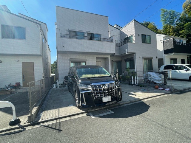 木造住宅とは土台、壁、柱など建築物の強度を支える構造体の材に木が使用されている構造を指します。構造体は建物の自重を支えるだけではなく風圧や水圧、積裁荷重などあらゆる衝撃に耐えるための基礎です。