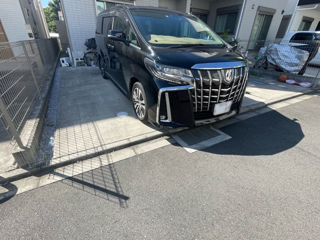 駐車場と明記されていても、最小スペースでつくられた駐車場だと大型車は駐車できなかったり、出入りしにくくなったりする可能性があります。お車のサイズと購入したい物件の駐車場のサイズを現地で確認しましょう。