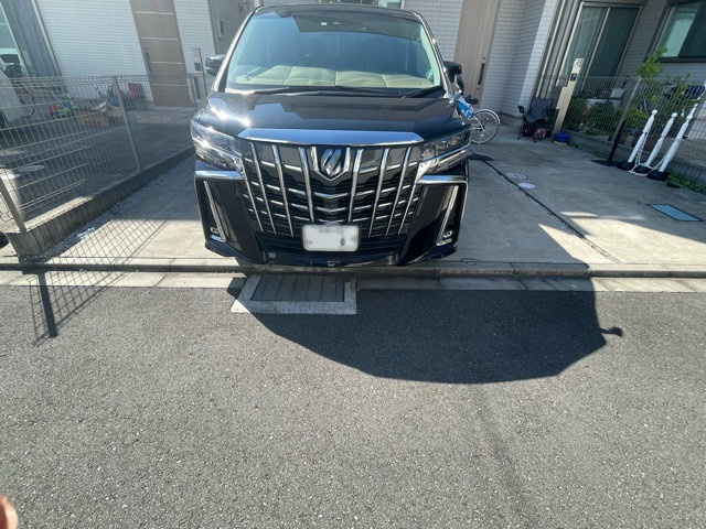 車一台あたりに必要なスペースは、標準サイズの普通自動車で横幅2m50cm、長さ5mは必要になります。ただし、乗降のことも考慮して横幅3m30cm、長さ5m50cmほどは確保できるところを選びましょう。
