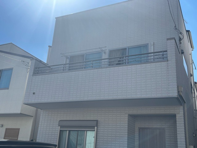 バルコニーは、室外の専用スペースのうち、「屋根がなく開放された空間」であるものを指します。ベランダより広いタイプのものが多く、日当たりもよいため家庭菜園などを楽しみたい人にとって適した環境となります。