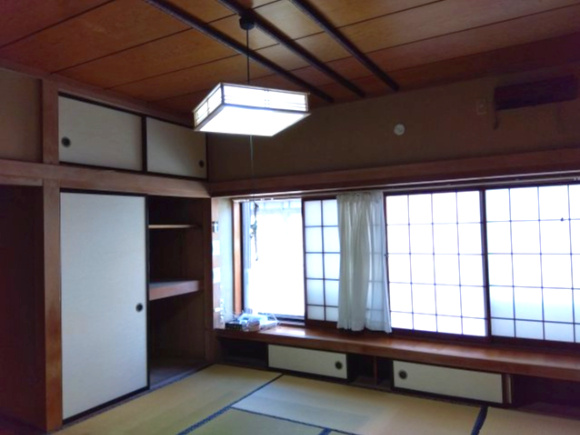 大きい窓があるので明るい空間でのびのびと生活できます。押入れがあり、お布団をしまっておく事も出来ます。