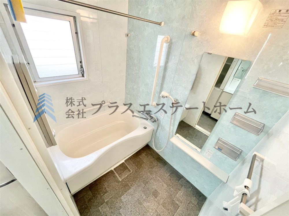 窓付きの浴室は採光、換気、開放感の向上などの多くのメリットがあります♪