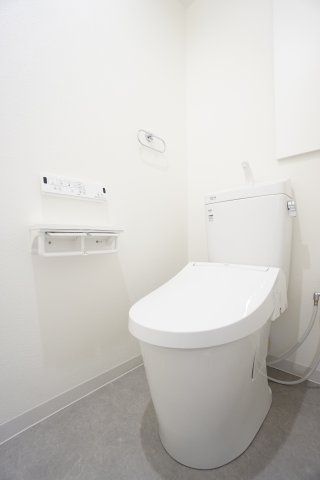 【新品】トイレ本体、温水洗浄便座交換済み♪見た目もスマートですっきりな壁付けリモコンを採用！