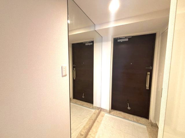 玄関には大きな姿見があります。