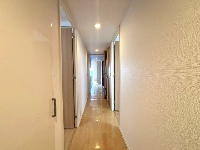 鏡面の床材で高級感を演出♪