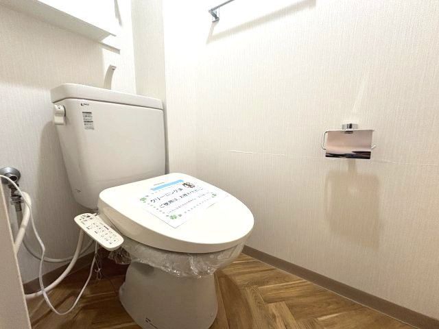 トイレは収納が充実しており、片付けに便利です。