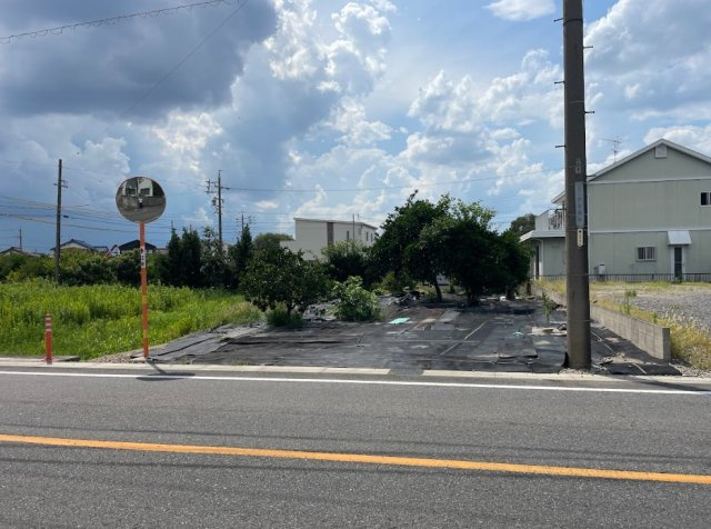 前面道路幅員約10ｍ、間口約10ｍです。