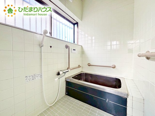 浴室には手すりが付いているので、ご年配の方にも安心です