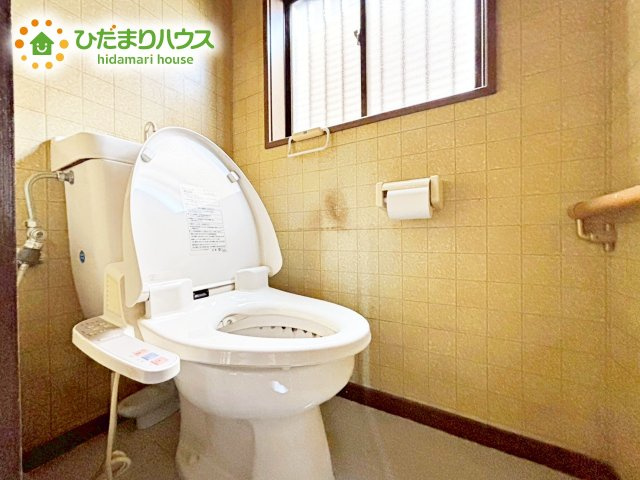 小窓が付いているので、トイレも明るい空間になっております♪