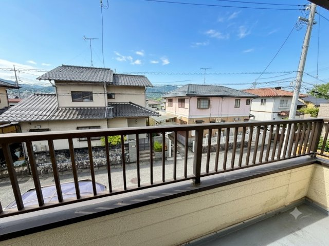 南向きのバルコニーは陽当たりが良く洗濯物も気持ちよく乾かせます。開放感のある眺望が広がり風通しも良好。お布団や洗濯物をたっぷり干せる広さがあり、毎日の家事を快適にサポートしてくれる使い勝手の良い空間。
