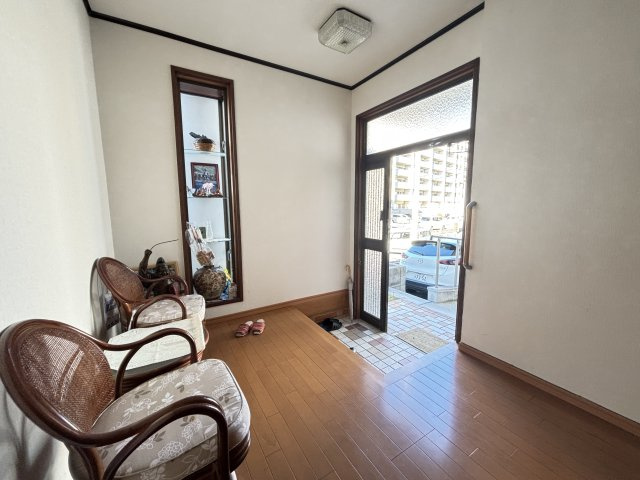 採光窓から自然光が差し込む明るい玄関空間。土間とホールにゆとりがあり、複数人での出入りもスムーズに行えます。収納スペースも確保されているため、靴や小物を整理しやすく、すっきりとした印象を保てます。