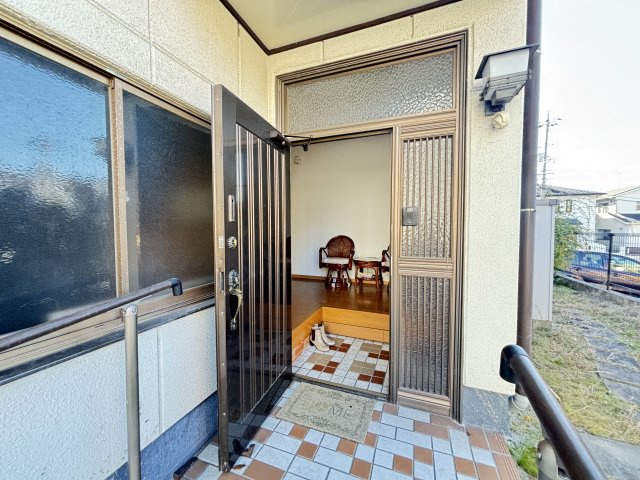 手すり付きのスロープと階段を備えた玄関アプローチは、出入りのしやすさに配慮された設計です。段差を抑えたつくりで小さなお子様やご高齢の方にも安心。玄関前にはゆとりがあり、来客時も落ち着いて対応できます　