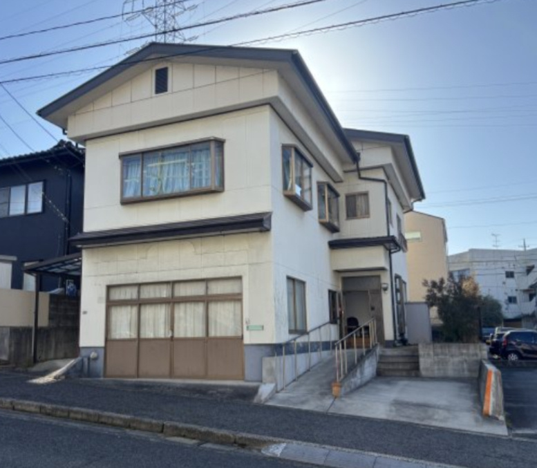 建物横に配置された駐車スペースは、道路からの進入もスムーズ。前面にゆとりがあり、切り返しもしやすい設計です。事務所利用時の来客用や社用車置き場としても重宝します。玄関近くの駐車場は買物時助かります。　