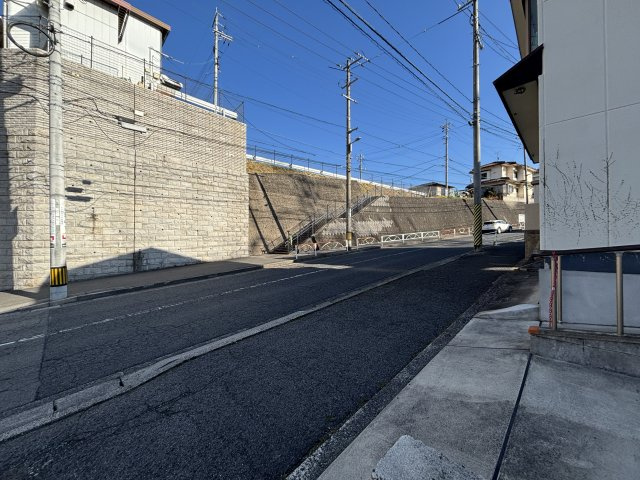 ゆとりのある前面道路に面した立地で、車の出入りもスムーズに行えます。歩道も整備されており、徒歩での移動も安心。周辺は開放感があり、視認性の高い環境のため、事務所や店舗としての利用にも適しています。　
