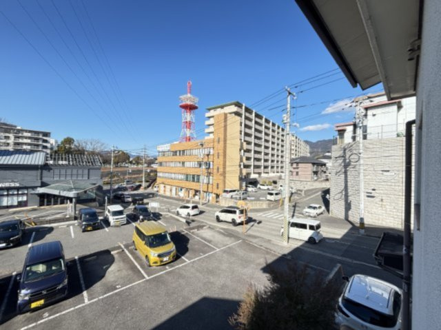 周囲に高層建物が少なく、空が広く感じられる開放的な眺望が魅力です。遠くには山並みも望め、都市部でありながら自然も身近に感じられるロケーション。日当たりも良く、明るい室内環境を確保できます。　　