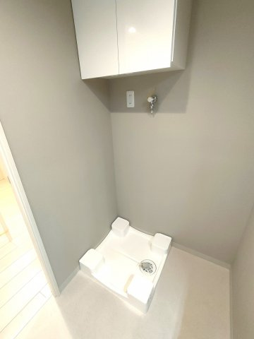 ・室内用洗濯機置き場　　室内の雰囲気を損なわないようにコンパクトに設置できます。
