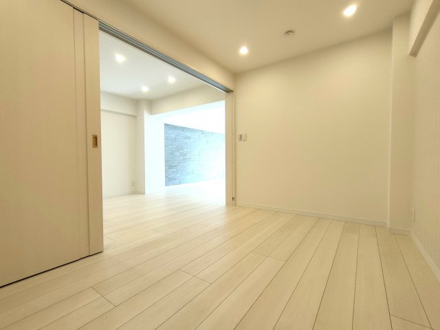 ・洋室約5.0帖　　家具に合わせて表情を変える、シンプルなルームデザインです。